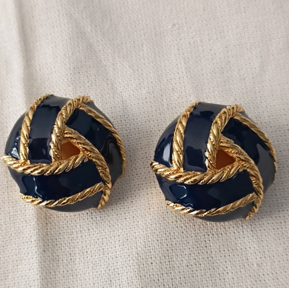 ❤️CINER BLACK ENAMEL and ROPE TWIST GOLD TONE CLIP EARRINGS 1 1/4"
